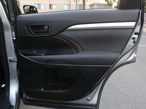 Used 2016 Toyota Highlander LE image 23