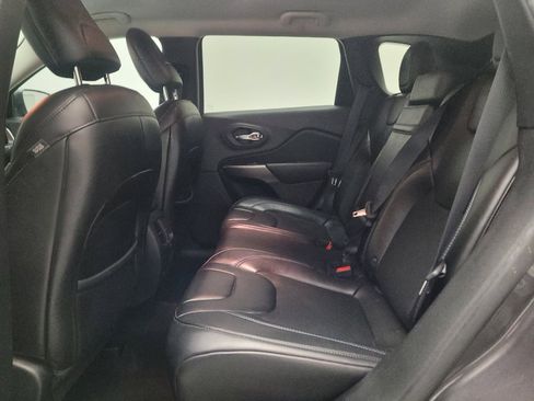 Used 2019 Jeep Cherokee Latitude Plus w/ Comfort/Convenience Group FWD image 18