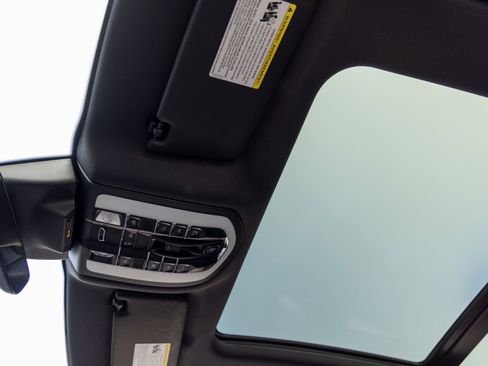 Certified 2025 Porsche Macan image 29