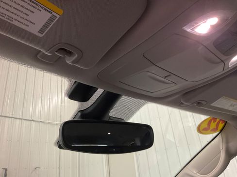 Used 2022 Chrysler Pacifica Touring-L FWD image 17