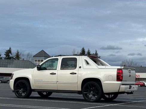 Used 2013 Chevrolet Avalanche LTZ image 8
