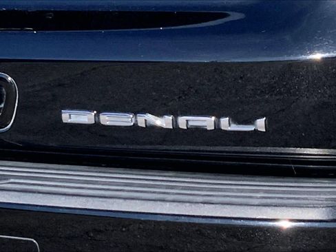 Used 2022 GMC Yukon XL Denali w/ Denali Premium Package image 26