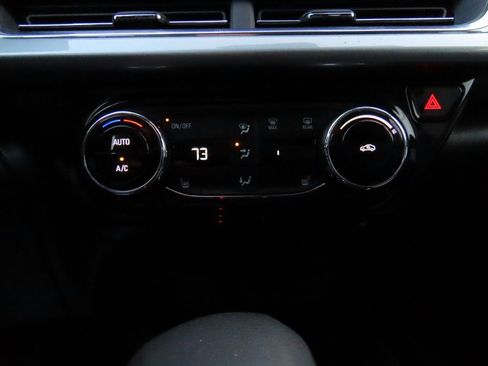 Used 2025 Chevrolet Trax LT w/ LT Convenience Package image 25