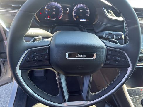 Used 2025 Jeep Grand Cherokee Altitude AWD/4WD image 15