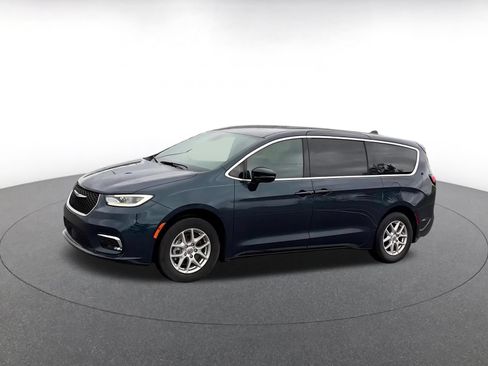 Used 2025 Chrysler Pacifica Select FWD image 7