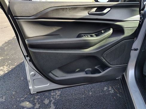 New 2025 Jeep Grand Cherokee Altitude image 11