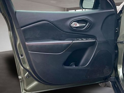 Used 2019 Jeep Cherokee Trailhawk image 24