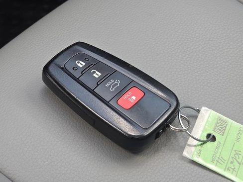 Used 2023 Toyota Highlander XLE FWD image 38