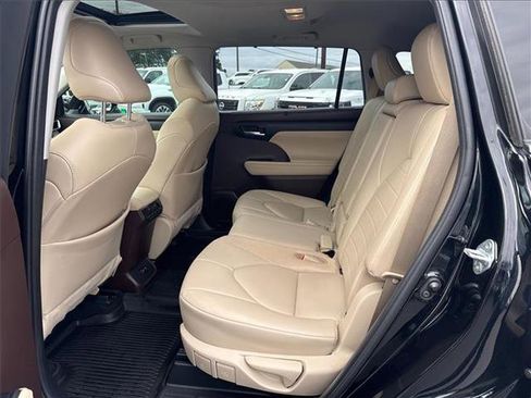Used 2021 Toyota Highlander XLE image 14