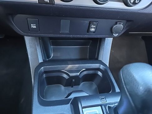 Used 2018 Toyota Tacoma SR image 32