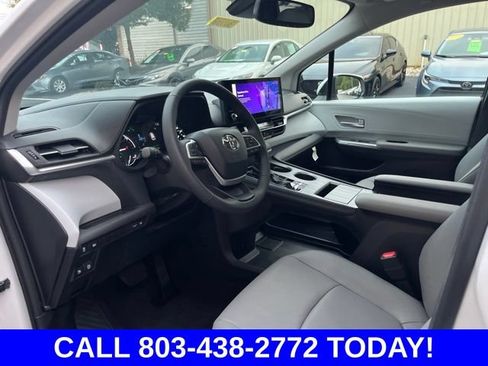 Used 2026 Toyota Sienna XLE FWD image 6