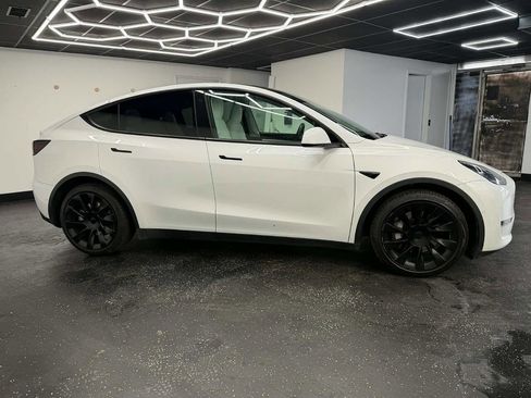 Used 2022 Tesla Model Y Long Range image 3