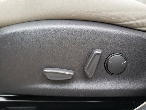 Used 2016 Ford Focus SE w/ SE Power Seat Package FWD image 21