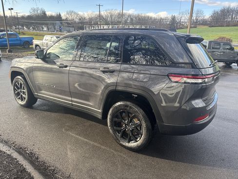 New 2025 Jeep Grand Cherokee Altitude image 6