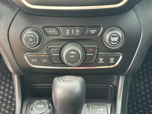 Used 2020 Jeep Cherokee Latitude Plus w/ Cold Weather Group AWD/4WD image 12