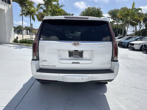 Used 2018 Cadillac Escalade Luxury AWD/4WD image 2