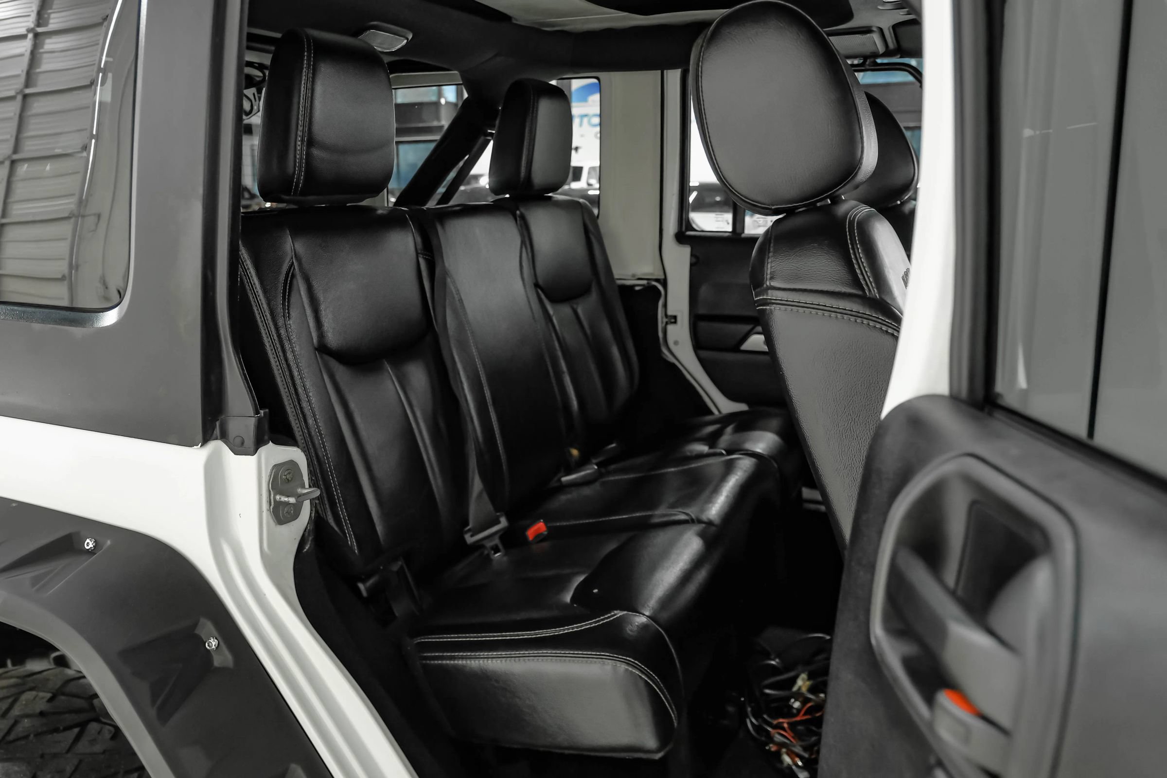 Used 2015 Jeep Wrangler Unlimited Rubicon w/ Connectivity Group AWD/4WD image 39
