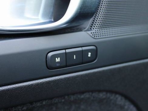 Used 2025 Volvo XC40 B5 Plus image 12