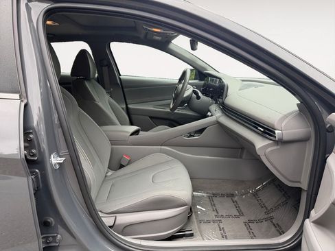 Used 2025 Hyundai Elantra SEL FWD image 24