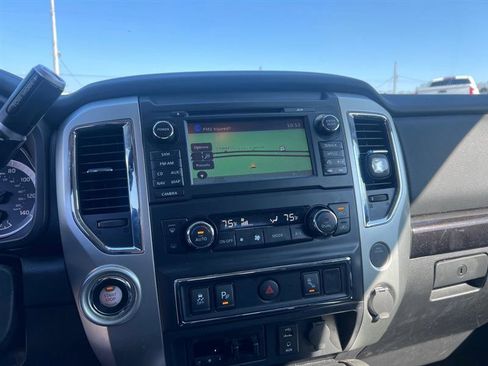 Used 2017 Nissan Titan SV image 4