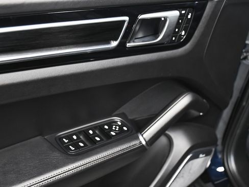 Used 2023 Porsche Cayenne GTS image 10