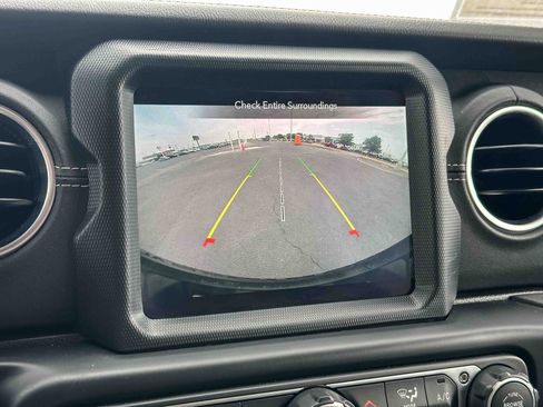 Used 2022 Jeep Wrangler Unlimited Sahara w/ Cold Weather Group image 31