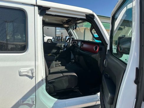 Used 2022 Jeep Wrangler Unlimited Rubicon w/ Cold Weather Group image 28