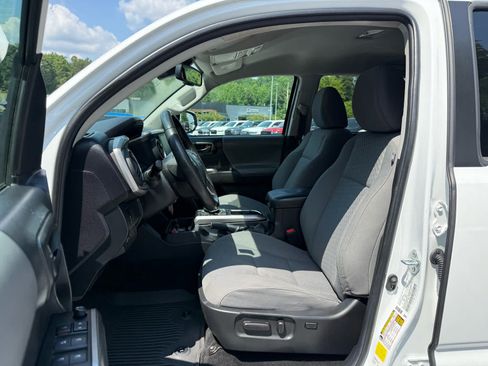 Used 2022 Toyota Tacoma SR5 w/ Technology Package RWD image 12
