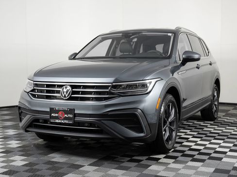 Used 2023 Volkswagen Tiguan SE image 2
