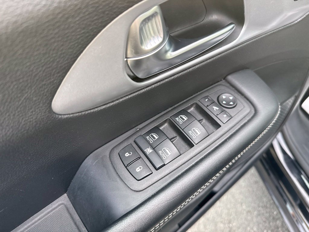 Used 2025 Chrysler Pacifica Limited FWD image 29