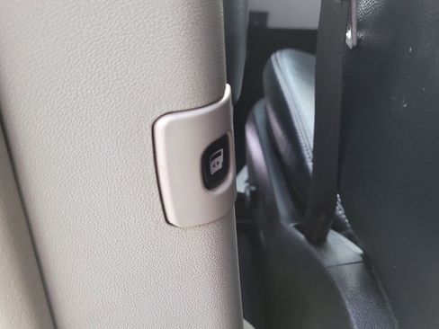 Used 2015 Chrysler Town & Country Touring image 12