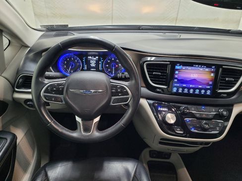 Used 2017 Chrysler Pacifica Touring-L FWD image 22
