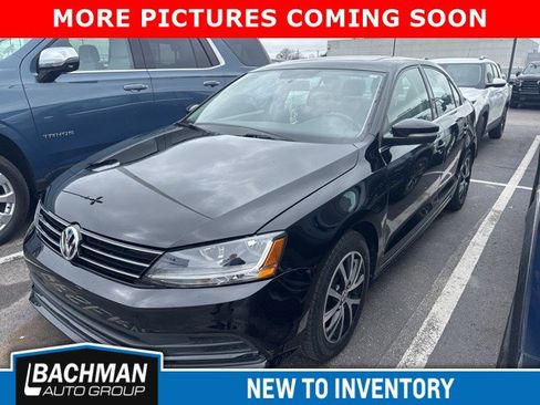 Used 2017 Volkswagen Jetta SE image 4