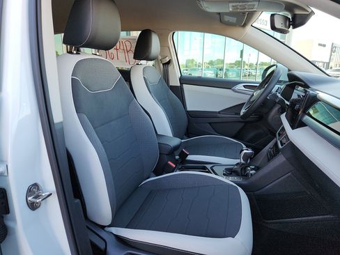 New 2026 Volkswagen Taos SE image 15