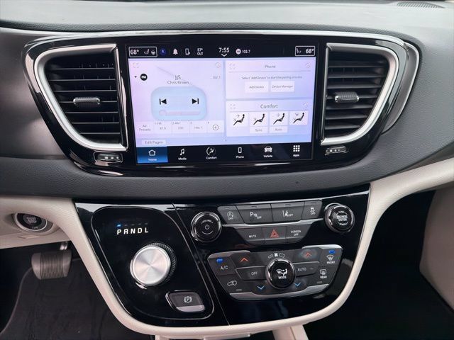 Used 2024 Chrysler Pacifica Touring-L FWD image 17