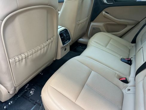Certified 2022 Porsche Macan AWD/4WD image 13