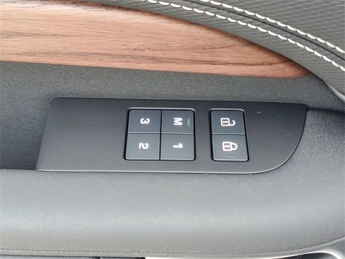 Used 2024 Land Rover Discovery Dynamic SE image 23