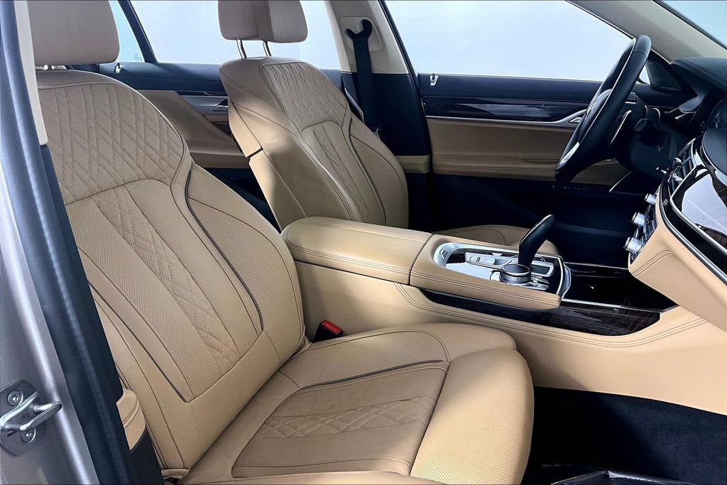 Used 2022 BMW 750i xDrive AWD/4WD image 7