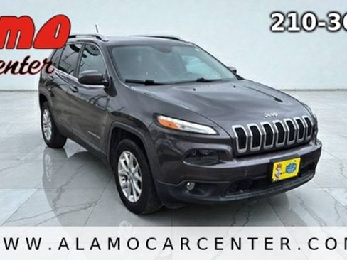 Used 2017 Jeep Cherokee Latitude AWD/4WD image 7
