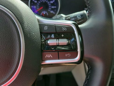 Used 2022 Kia Carnival LX FWD image 34