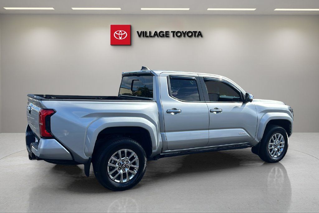 Used 2024 Toyota Tacoma Limited w/ Limited Package (LT) AWD/4WD image 5