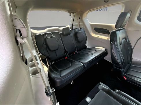 Used 2024 Chrysler Pacifica Touring-L FWD image 29