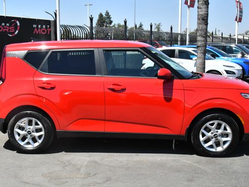 Used 2022 Kia Soul LX w/ Technology Package FWD image 9