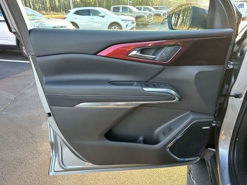 Used 2025 Chevrolet Traverse Z71 w/ Enhanced Driving Package image 23