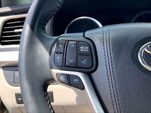 Used 2016 Toyota Highlander XLE FWD image 24