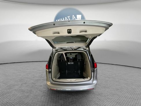 Used 2020 Chrysler Pacifica Touring-L FWD image 23