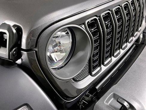 Used 2025 Jeep Wrangler Sport image 31