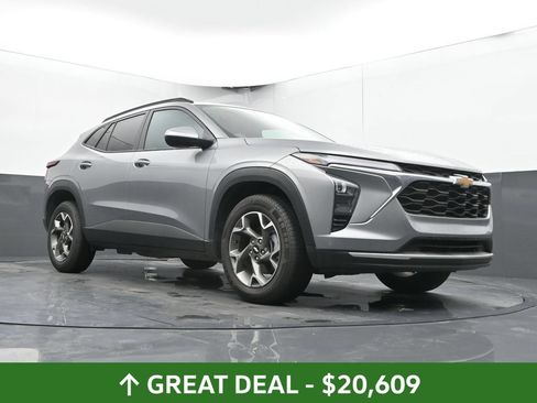 Used 2025 Chevrolet Trax LT FWD image 41