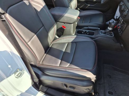 Used 2024 Jeep Wrangler Unlimited Rubicon w/ Technology Group AWD/4WD image 29