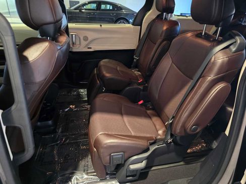 Used 2023 Toyota Sienna Platinum AWD/4WD image 18